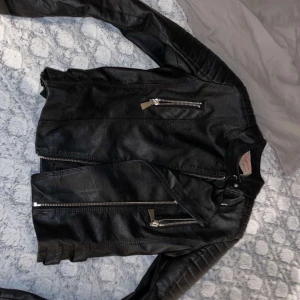Chiquelle skinnjacka  - Jag säljer min svarta skinnjacka med silverdetaljer från chiquelle då det blivit för liten. Endast använd ett fåtal gånger under en vår. (Ordinarie pris 699kr)