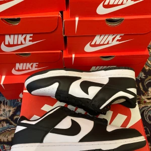Nike Dunk Low Black/White - Hej. Jag säljer några helt nya par Nike Dunk Low White/Black i storlekarna 36, 36,5, 37,5, 38,5, 43 och 45.  Storlekarna 36-38,5 kostar 2100kr st. Storlekarna 43 och 45 kostar 2400kr st.               Fraktar samma eller nästa dag efter betalning.    Skriv gärna om du har frågor eller vill ha flera bilder. Storlek 43 är såld