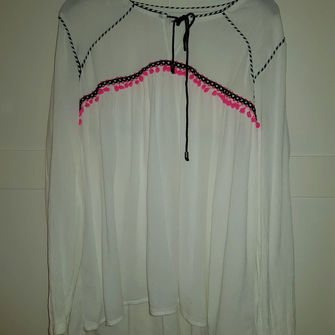 Blus med fina detaljer