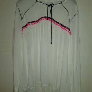 Blus med fina detaljer - Flowy blus med fina detaljer. Vuxit ur denna.