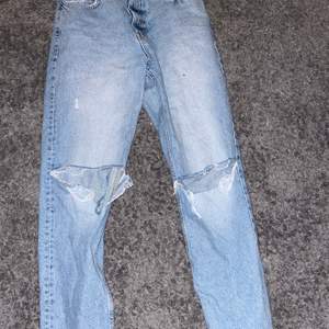 Jättesnygg zara jeans som inte säljs längre!!🤍 högst budande + frakt!!🤍🤍🤍