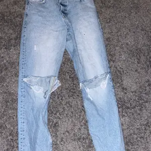 Jättesnygg zara jeans som inte säljs längre!!🤍 högst budande + frakt!!🤍🤍🤍