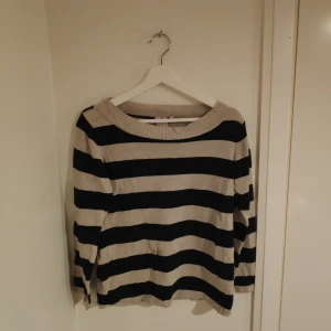 Randig tröja Indiska  - En randig over-the-shoulder tröja från Indiska. Mindre i storlek och passar S. 