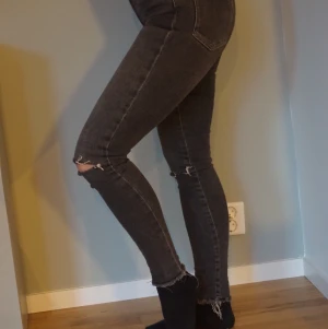 Jeans stretch  - Superstretchiga gråa jeans från BikBok i storlek S. Höga i midjan och sparsamt använda 😍