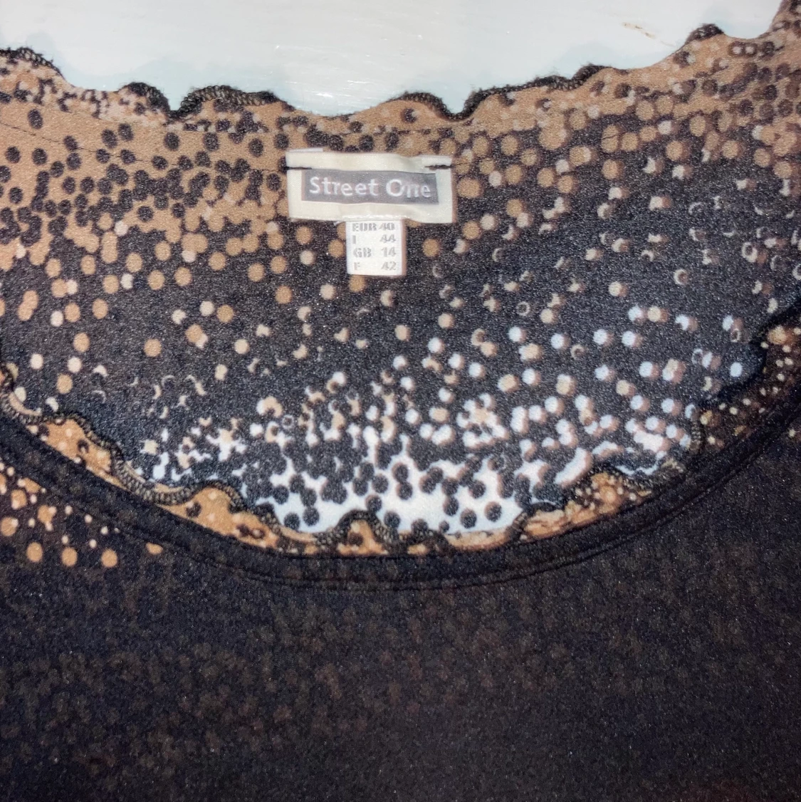 Brun svart o vit tröja - 91