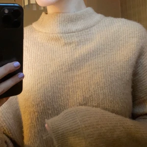 Stickad beige tröja - Knappt använd. Ca 1 år gammal. Sticks inte alls. 