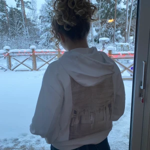 zara hoodie - BUDGIVNING ÄR AVSLUTAD !  Vit hoodie från zara med snyggt tryck på ryggen. Passformen är lite oversize. Om du undrar något eller vill ha fler bilder så skicka i chatten! :)