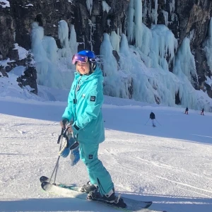 Dope skidställ - Säljer mitt blåa skidställ från Dope, pågrund av att byxorna har blivit försmå. Både jackan och byxorna har inbyggt snölås, många fixor inklusive liftkortsficka och ventelation vid behov. Skidstället är i mycket fint skick, bara använd 2 säsonger. 