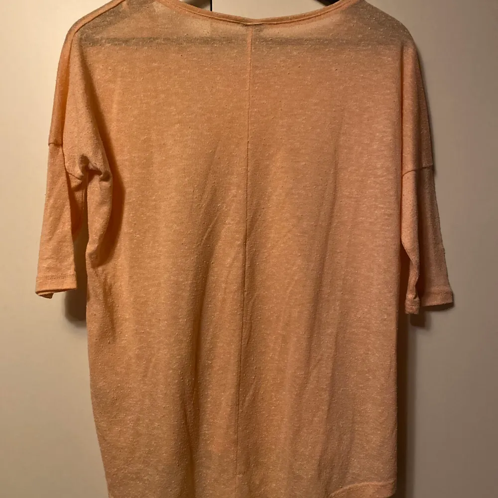 En aprikos färgad tröja. Säljes för 20kr, frakt tillkommer.✨💖. Tröjor & Koftor.