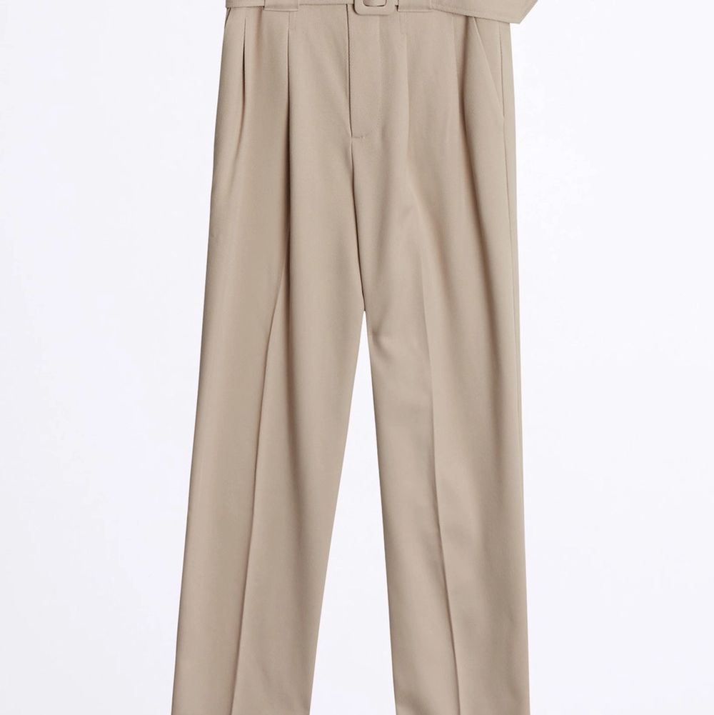 Ett par snygga byxor från Gina tricot som jag aldrig har andvänt. Dom sitter snyggt på och har ett bälte med som man kan ta av om man känner för det. Köpte för 599 kr och säljer den för 250 kr. Har storlek M men dom passade mig perfekt. . Jeans & Byxor.