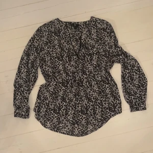 Blus från HM  - 120kr inklusive spårbart frakt! Jättefint skick använd fåtal gånger. 