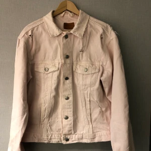En ljusrosa jeansjacka från Zara - En ljusrosa jeans jacka  Varumärke : ZARA Women  Storlek : EUR S / USA S / MEX 28