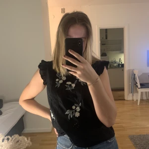 Blus  - Blus från H&M, storlek 36, 30kr + frakt.  Priser kan sänkas vid köp av fler plagg