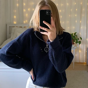 Marinblå stickad tröja - Jättefin stickad tröja med dragkedja vid kragen 💓💓 lite nopprig, jag på bilden har oftast XS i tröjor