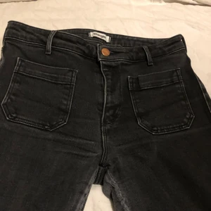 Dr. Denim Jeans - Sååååå snygga Dr. denim jeans som tyvärr blivit för korta på mig😢 (är 171cm) därav säljer jag dom. Skitcoola framfrickor och snygg färg, storlek S.