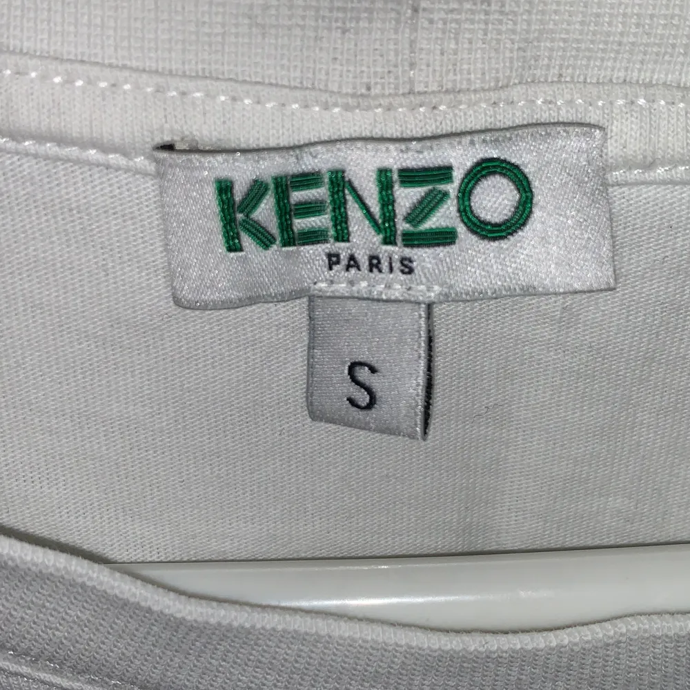 Använd kenzo t-shirt köpt på NK i Göteborg . T-shirts.