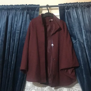 Cool kort vinröda kappa  - Säljer mina coola kappa då jag känner att jag har inte den till någon användning. Säljer står för frakten ❤️