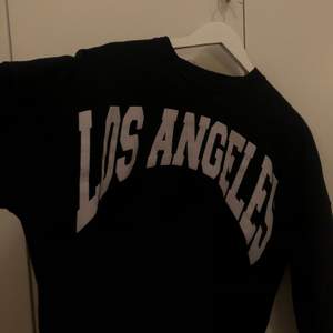 Jätte skön ”Los Angeles” collegetröja, helt oanvänd, köpt på carlings🖤 storlek M men den är oversized! Köparen står för frakt