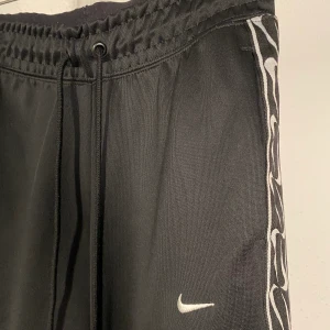 nike byxor - Snygga lite tjockare träningsbyxor från Nike. Justerbart snöre i midjan. I väldigt bra skick. 