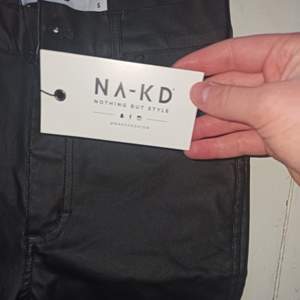 Fina svarta byxor i läderimitation från NA-KD 🥰 aldrig använda, därav är prislappen kvar💗 