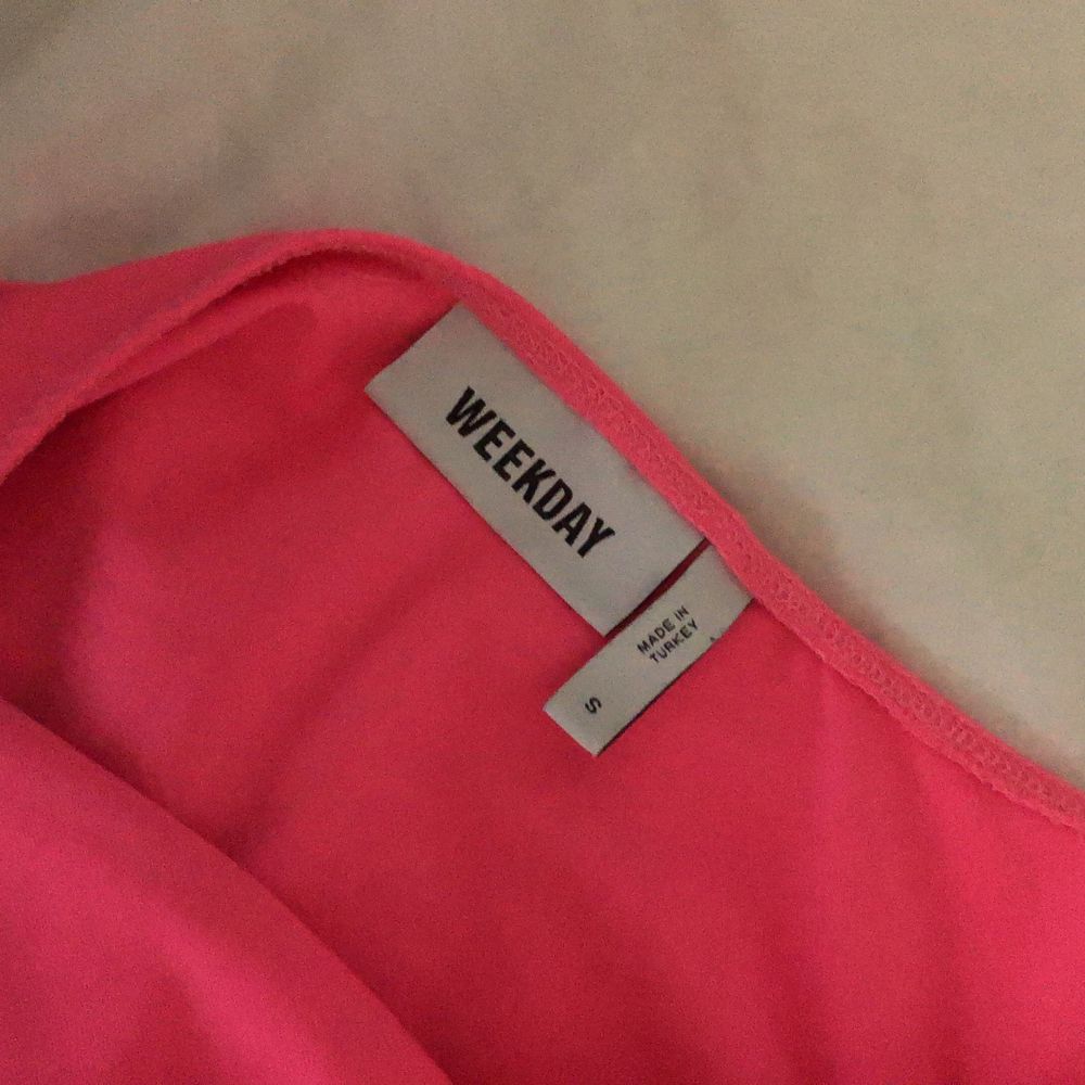Super cool one shoulder tröja i neon rosa! Finns ingen mer perfekt fest topp💓🍸 endast använd 1 gång då den inte riktigt är min stil😢 säljer för 85kr med gratis frakt!!!. Toppar.