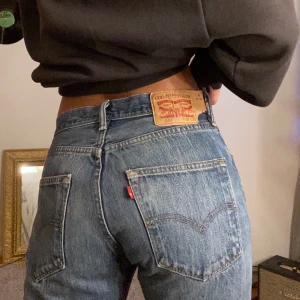 Levis jeans W31 L32 - Säljer nu dessa fina Levis jeans då jag inte tycker om passformen riktigt. Dem är lite tajta på mig och skulle säkert sitta finare på någon annan. Jag är en 34/36 och 166cm om storleken var oklar. 🤎🤍 Frakten ingår inte och kostar 79kr ✨