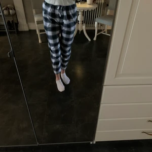 Pyjamasbyxor  - Pyjamasbyxor fårn dressman fint skick, säljes för dom tyvärr är lite stora på mig. Storlek L/Xl men skulle säga att dom är som en M