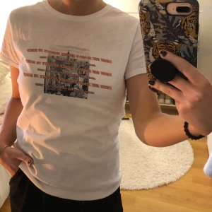 Tshirt med tryck  - Vit tshirt från ASOS, använd fåtal gånger! Mycket bra skick! 