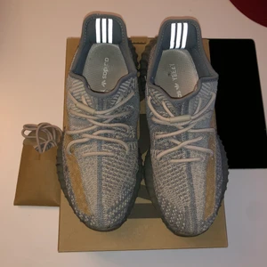 Yeezy boost 350 v2 israfi - Condo 8/10 Finns extra laces Bin 2300 Bud 1900 Fler bilder finns vid intresse Köparen står för frakten