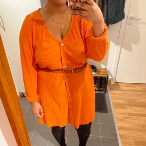 Superskön orange klänning  - Använd ett fåtal gånger, köpt i somras på Asos. Jag har använt klänningen med ett bälte för att få en midja, men ändå med en lös passform. 