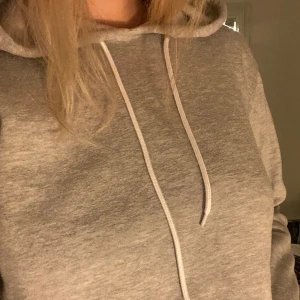 Grå hoodie - Grå, mysig, croppad hoodie från Bikbok storlek xs men funkar på S också! Bra skick