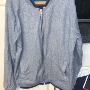 Tjock tröja  - Grå tjock tröja i fint skick 