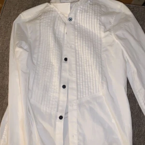 Hm  - Oanvänd vit skjorta strl 146