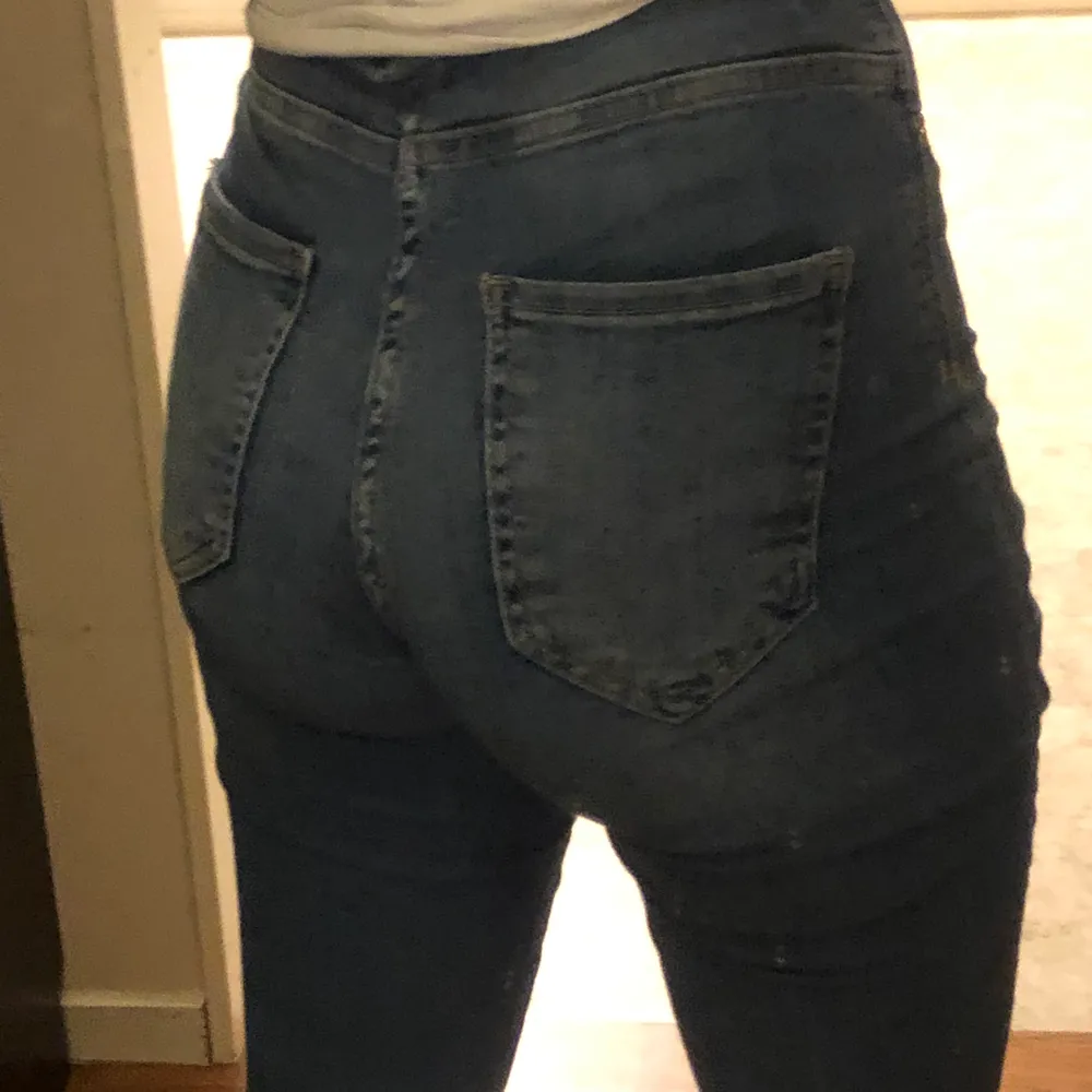 Blåa skinny jeans i modellen Molly från Gina, storlek S. Nästan helt oanvända. Säljes för 180 kr, gratis frakt.. Jeans & Byxor.