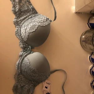 Blå BH - En blå/turkos spets BH 70A från Cubus. Säljes pga den är för liten. Säljes för 100 kr, nypris 130 kr. Helt oanvänd med prislapp på. Gratis frakt.