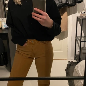 Weekday jeans  - Mörkbeiga jeans i modellen row. Snygg och skön passform. Passar bra till allt:) kan mötas upp i Sthlm ✨