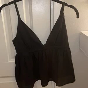 Topp från bikbok - Jätte fin V-ringad svart topp från bikbok, aldrig använd och prislapp kvar. Nypris 199kr