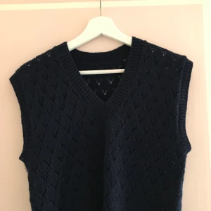 Marinblå stickad väst - Superfin marinblå stickad väst. Den är stretchig så passar olika storlekar, men jag har storlek S på bilden :) Snygg med T-shirt under! HÖGSTA BUDET JUST NU: 175kr+frakt 💙