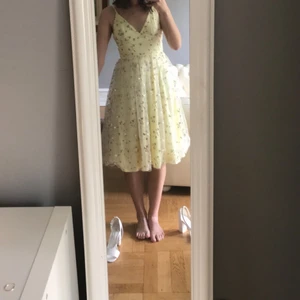 Halvlång gul klänning  - Oanvänd gul klänning. Skulle bli balklänning 2020, därav oanvänd med prislapp kvar. 
