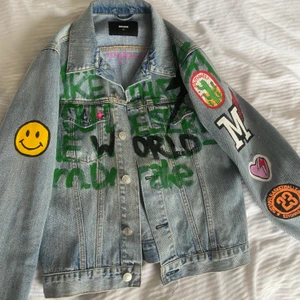 Målad jacka  - Målad jacka i storlek xs ( köparen står för frakten 66kr )💕