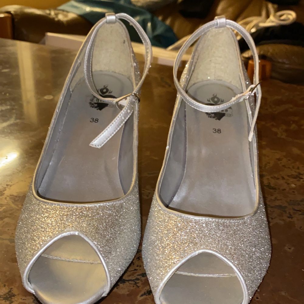 Ett par silver glittriga högklackade skor | Plick