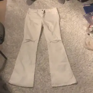 Ett par vita bootcut jeans från hm i stlk 30 midja 32 längd, säljer pga aldrig använt 