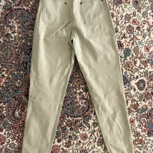 Beiga byxor - Tunna och sköna. Lite tighta på mig, men skulle säga att de passar 34/36