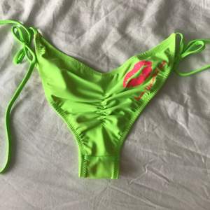 Super söta bikini trosor i neon grön och rosa (som gör att man ser otroligt brun ut) resor där bak, aldrig använd!
