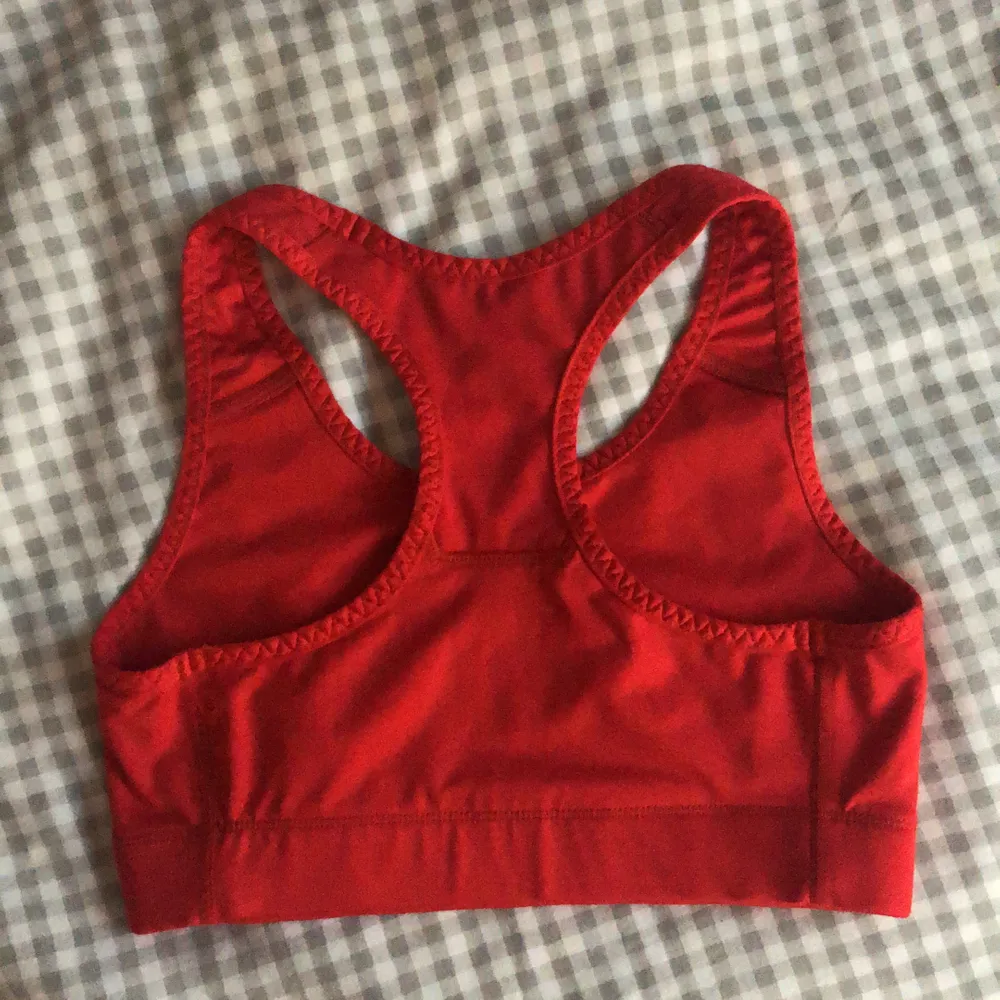 Sports Bra from USA PRO that has never been worn, due to it being too tight for me. Size UK 8 - EU 36. Toppar.