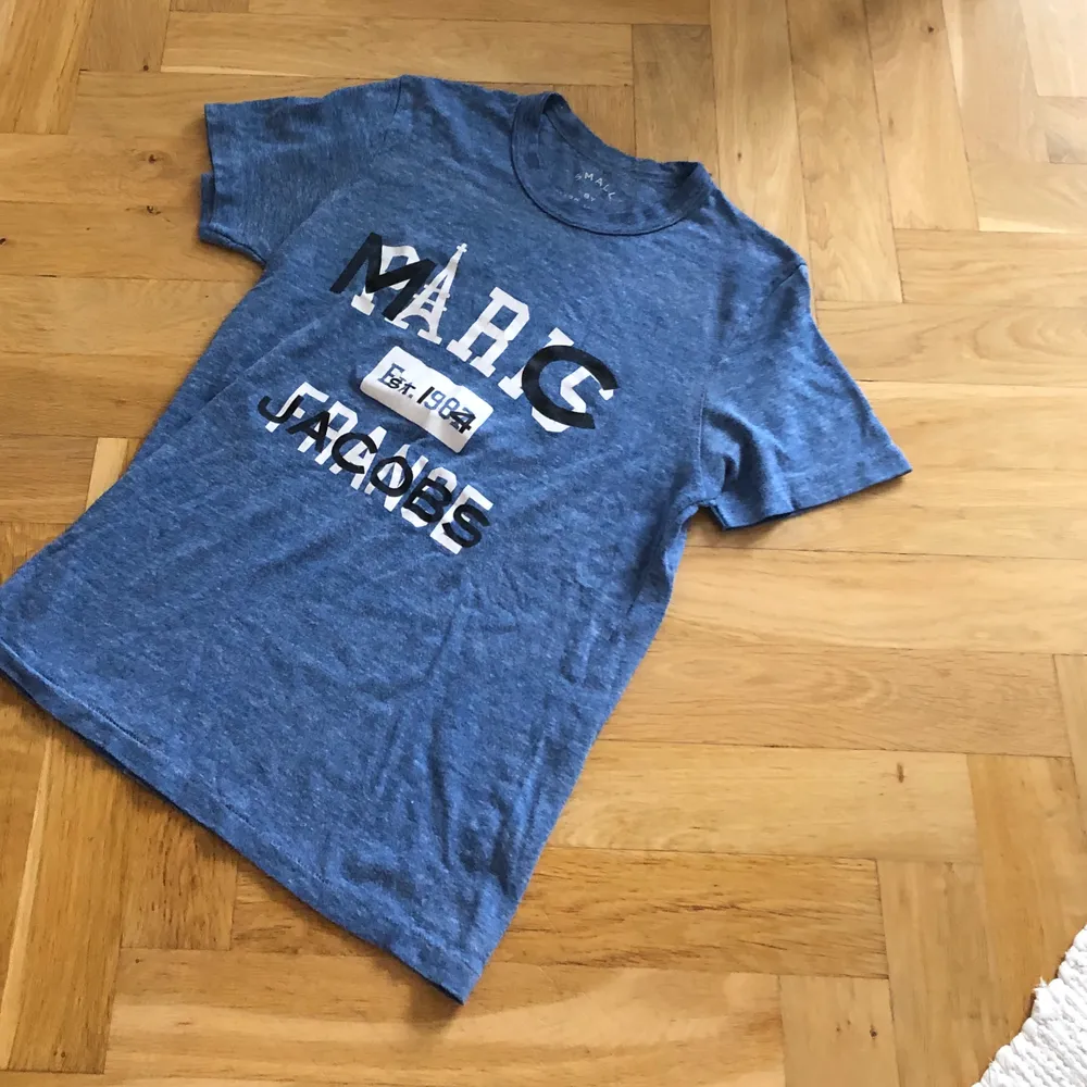 Blå Marc by Marc Jacobs T-shirt i storlek S. T-shirts.
