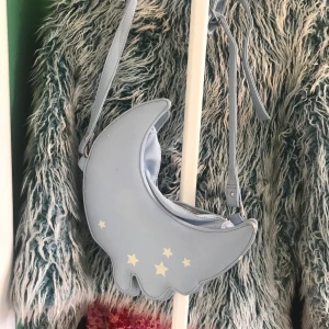 Kawaii månväska - Super gullig mån väska i pastell blå. Fodret på insidan är rosa och som ni ser på bilden har den lite skråmor men den funkar perfekt. Möts upp i Sthlm o Örebro annars står köparen för frakten💕