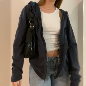 Quick silver zip up! - Quick silver zip up! Jag på bilden är S! Möts på söder🥰 frakt 62kr!🥰 budgivning om fler är intresserade