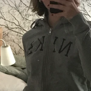 Grå Nike sipper - Supersnygg niketröja i grå färg! Är lite för liten för mig tyvärr :( Frakt tillkommer på 68kr 