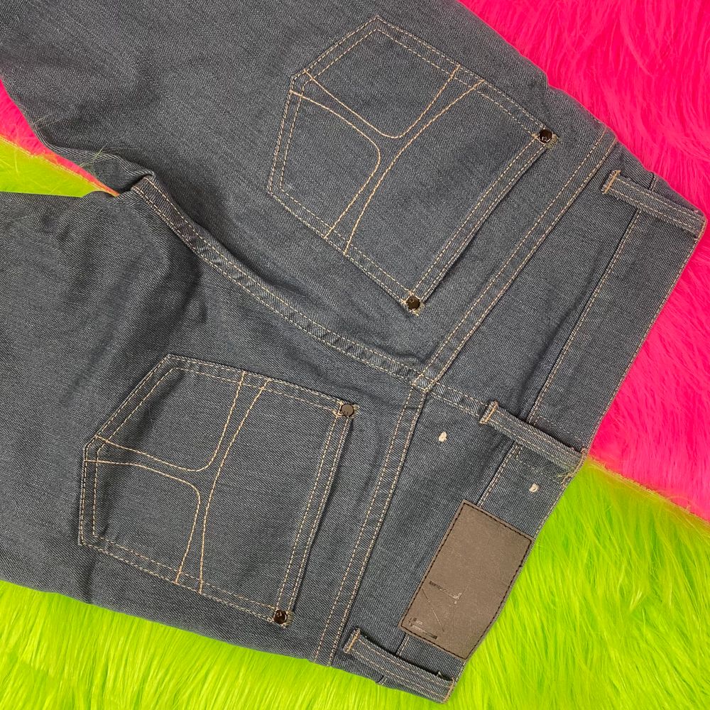 Supersnygga mörkblåa jeans från Tiger Of Sweden i nyskick. Försmå för mig. Modellen heter Style Iggy. Storlek 27/32. Mått rakt över midja 34cm. Innerbenslängd 73cm. SafePay knappen är aktiverad så det går att köpa direkt utan att behöva meddela! Tar annars swish! (Safepay tar 10% av betalningen och spårbar frakt på 66kr är inräknad i priset) Skriv gärna om du har eventuella frågor!. Jeans & Byxor.